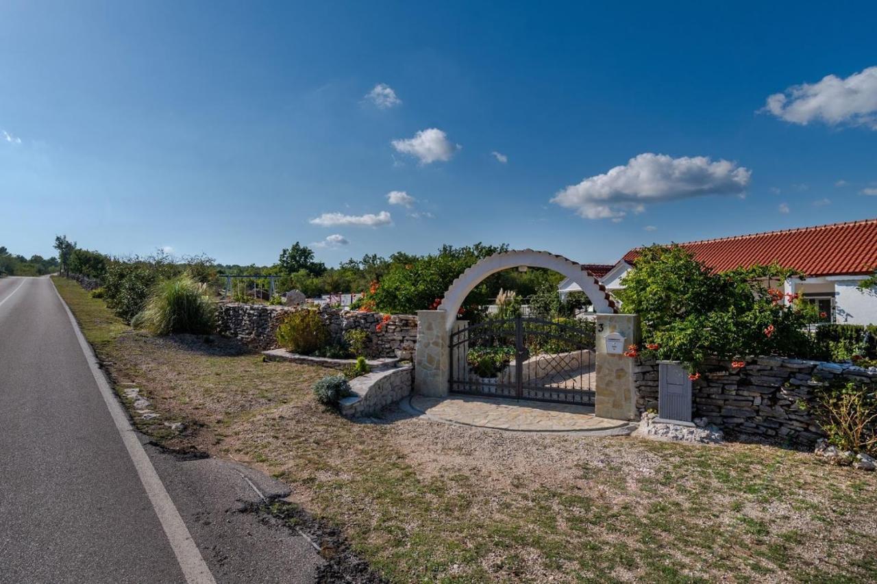 House Camellia With Fenced Pool And Playground Villa Blizna Donja Екстериор снимка