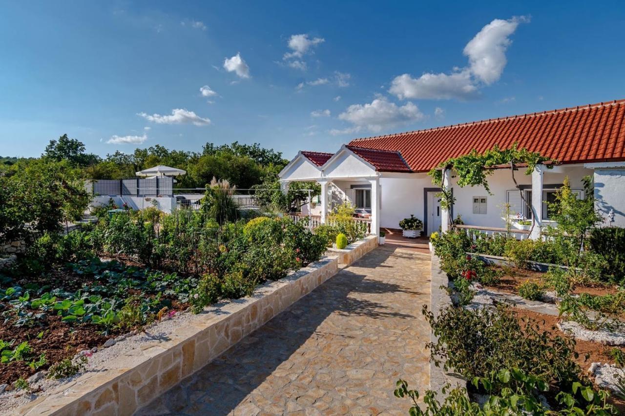 House Camellia With Fenced Pool And Playground Villa Blizna Donja Екстериор снимка