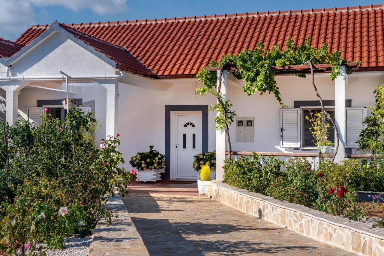 House Camellia With Fenced Pool And Playground Villa Blizna Donja Екстериор снимка